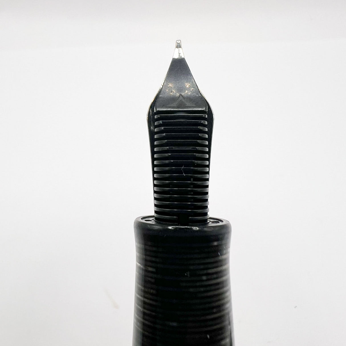 Visconti Oversized Wall Street Limited Edition Glittering Silver Gray Striped Celluloid Fountain Pen - Fine 18kt Gold Nib