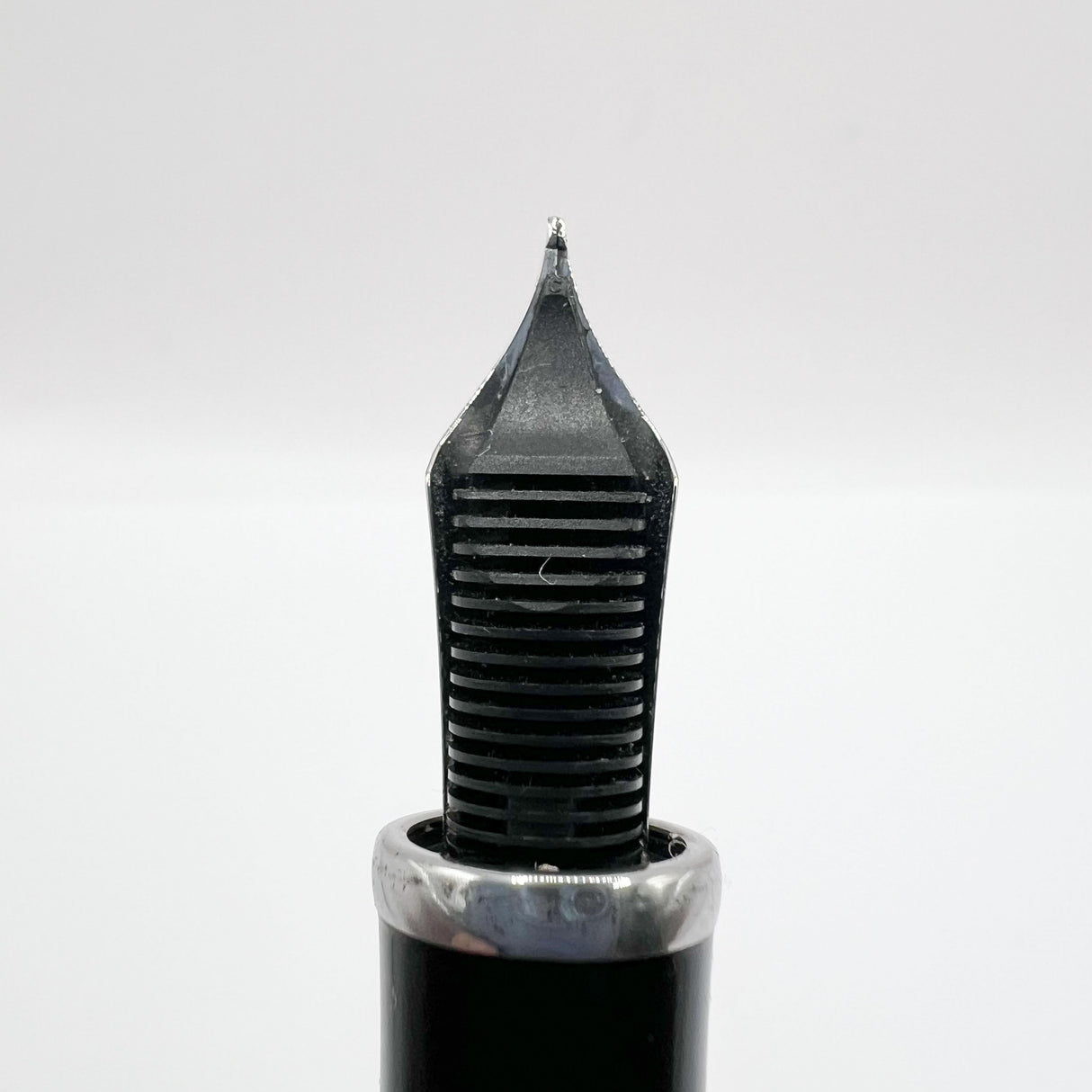 Montblanc Jules Verne Writer Series Limited Edition Fountain Pen - Medium 18kt Gold Nib