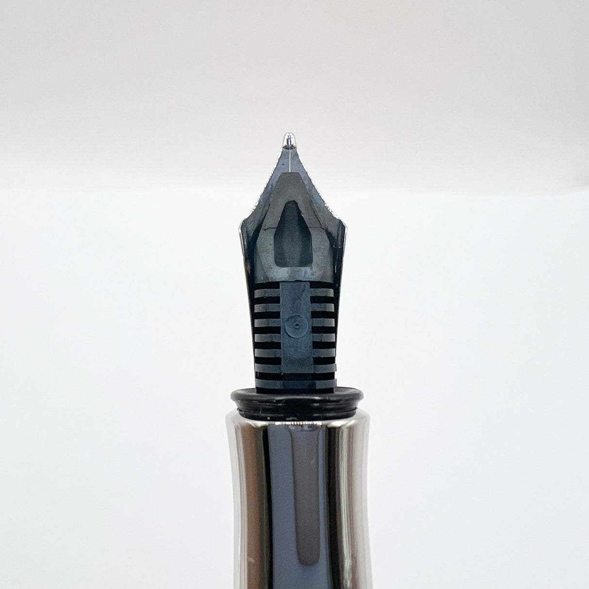 Graf von Faber Castell Classic Ebony Wood Fountain Pen - Medium 18kt Gold Nib