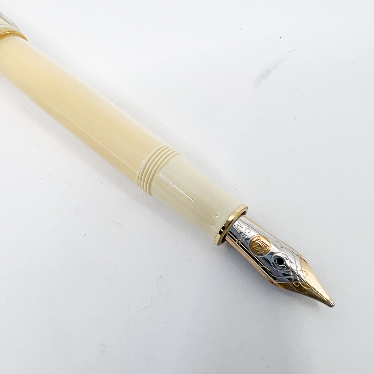 Pelikan M300  Lustrous Ivory Resin Fountain Pen (Circa 2002) - Medium 14kt Gold Nib