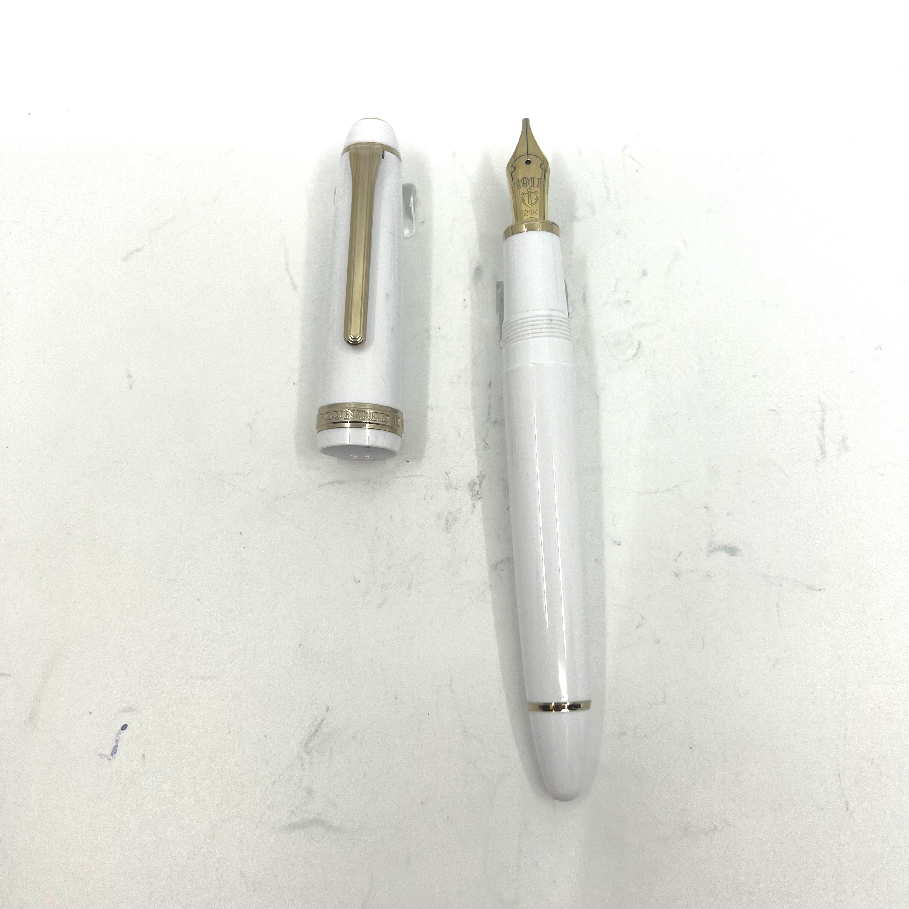 Sailor 1911 full size white 21k gold nib triple broad cursive