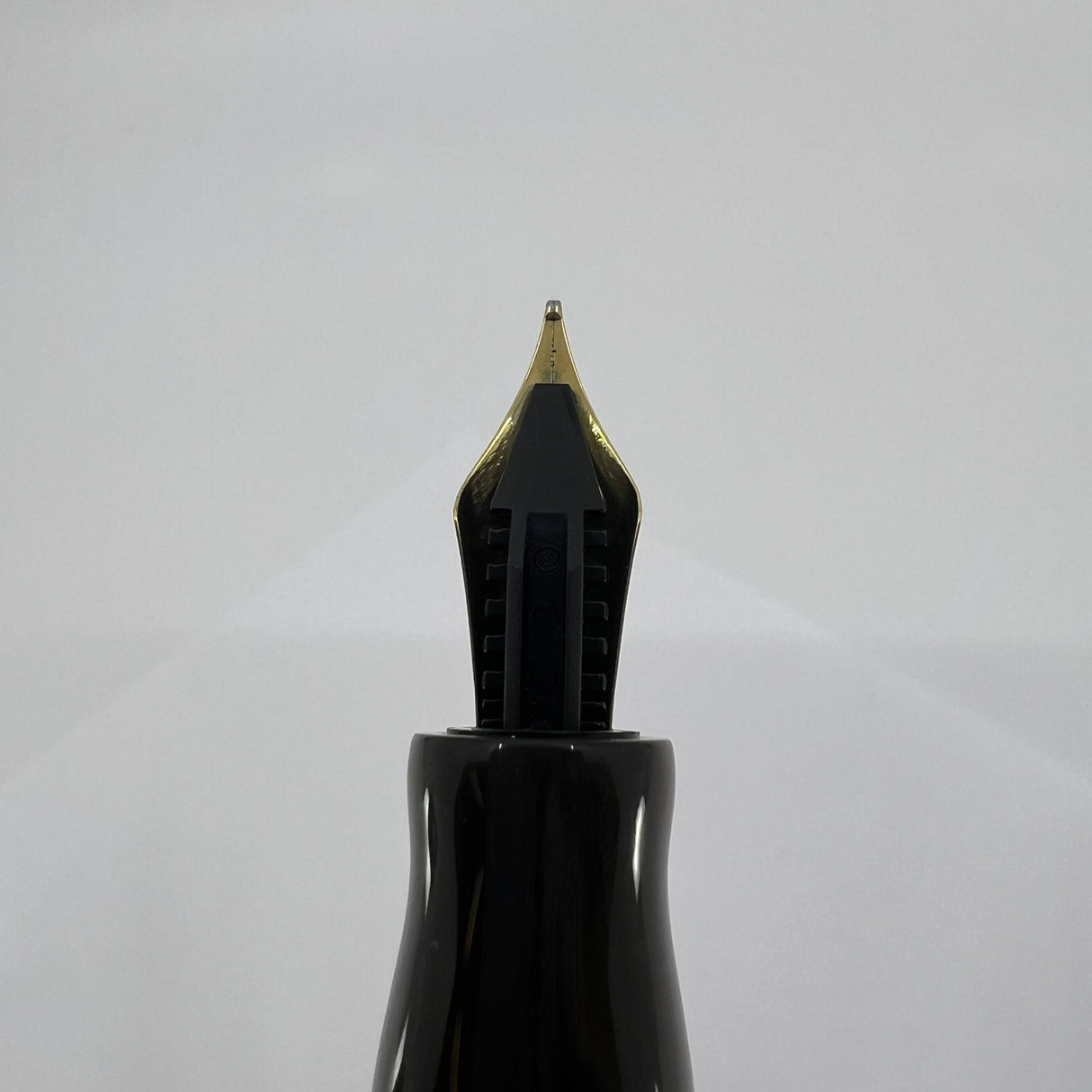 Krone  Lustrous Brown Limited Edition Commemorating Iconic NYC Pen Shop Art Brown's 80th Anniversary  - Medium 18kt Gold  Nib