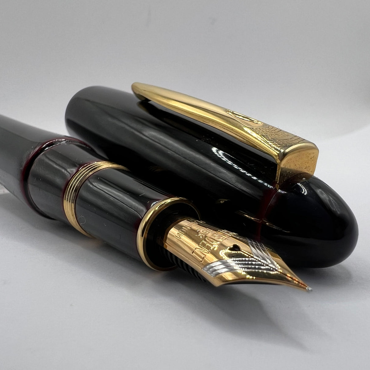 Platinum Izumo Urushi Akatame(Red) Hand Painted Lacquer Oversized Fountain Pen  - Fine 18kt Gold Nib