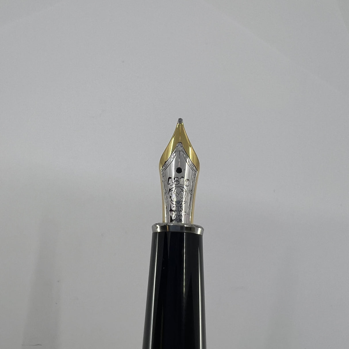Montblanc Solitaire Doue Black & White #145  Fountain Pen - Medium 18kt Gold  Nib