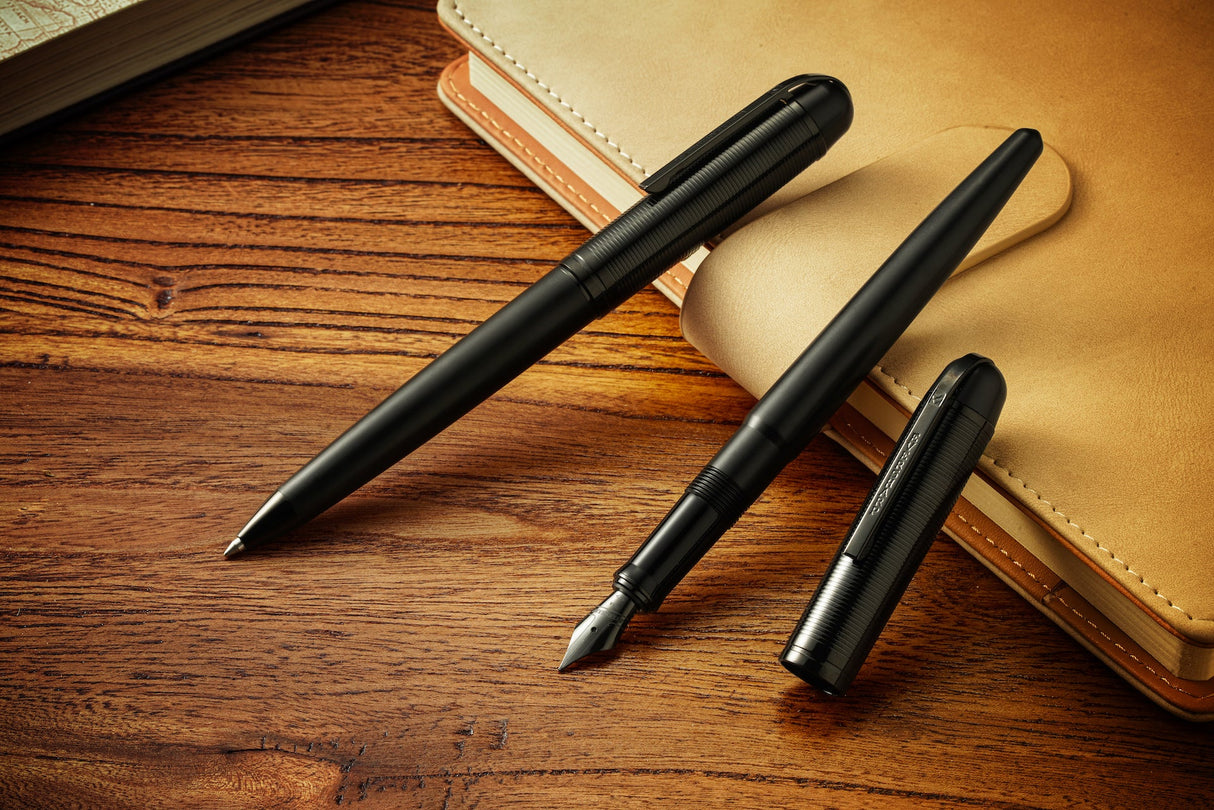 Wahl-Eversharp Skyline Red Presentation Gold Cap - Fountain Pen