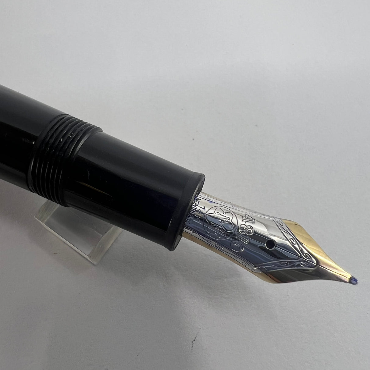 Montblanc Meisterstuck Black Resin #147 LeGrand Traveler  Fountain Pen - Medium 14kt Gold  Nib