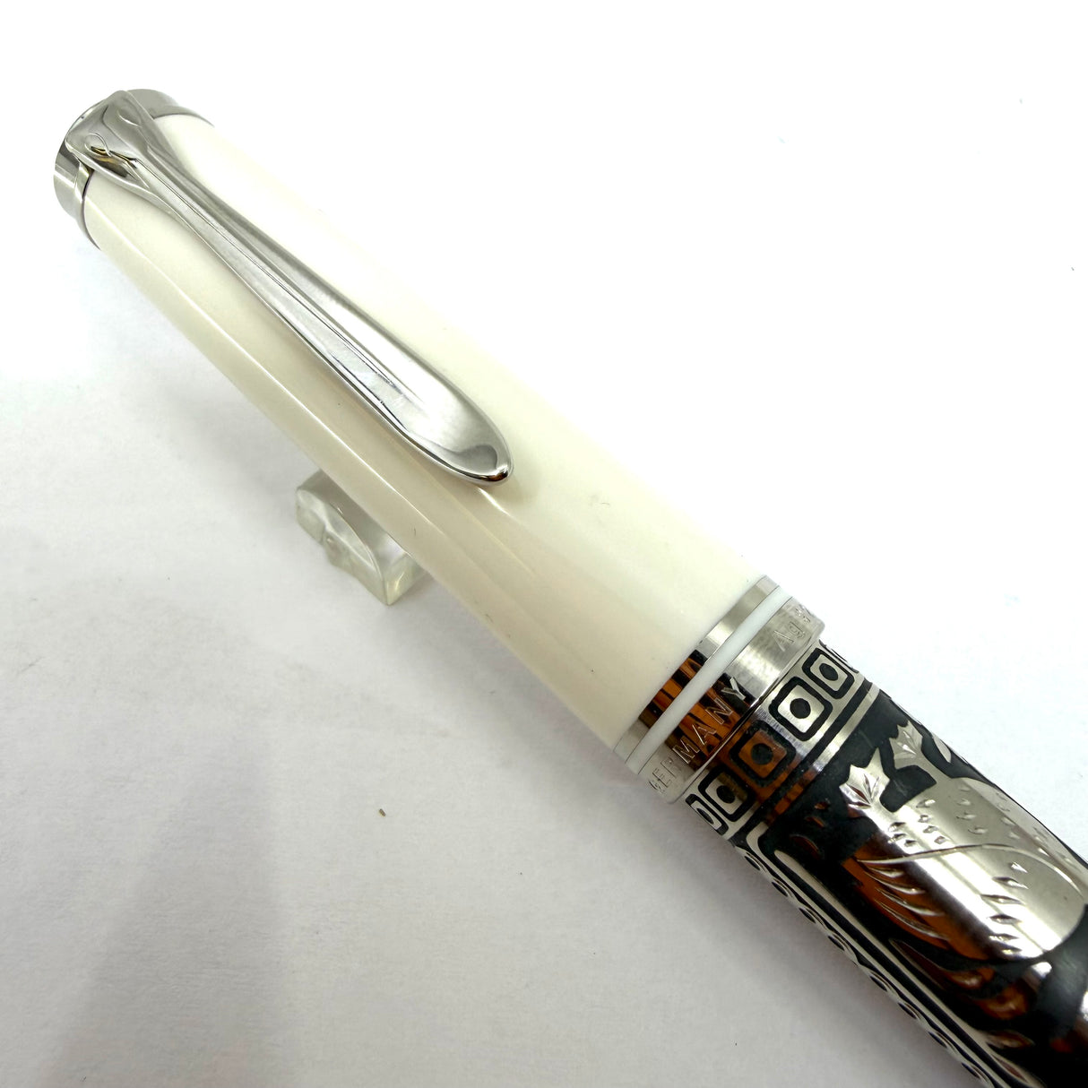 Pelikan M910 White Toledo  Fountain Pen - Fine 18kt Gold Nib