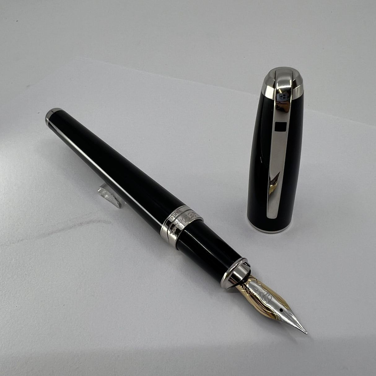 S.T. Dupont Orpheo (Largest Size) Black Laque de Chine  Fountain Pen - Medium 18kt Gold Nib