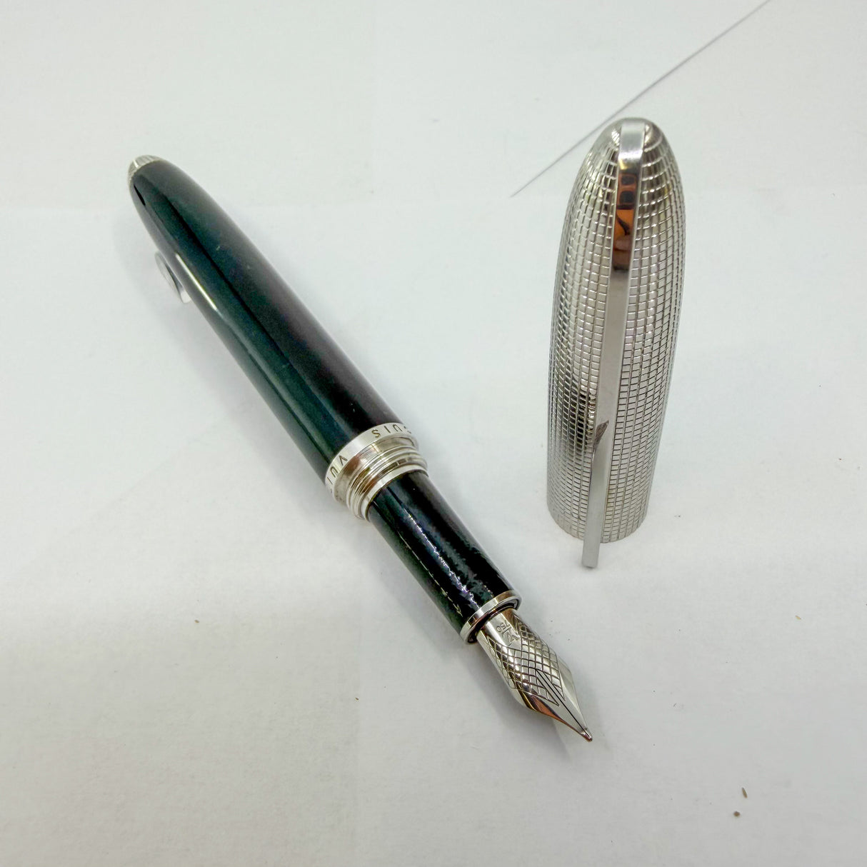 Louis Vuitton Doc Series Palladium Plated Cap/Black Lacquer Barrel Fountain Pen - Medium 18kt Gold Nib