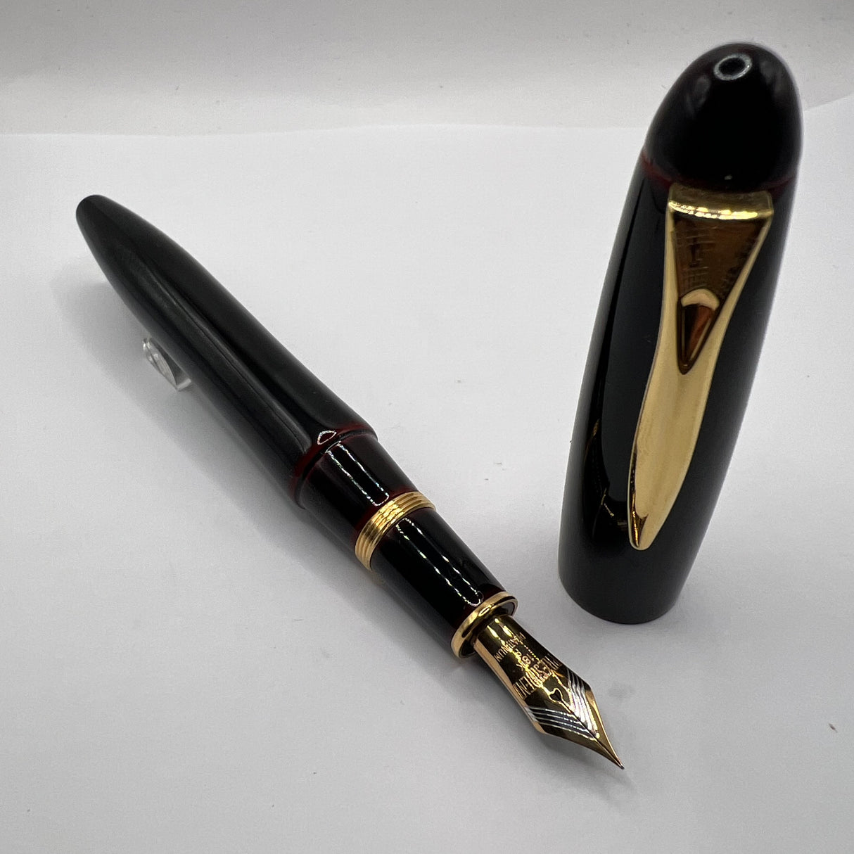 Platinum Izumo Urushi Akatame(Red) Hand Painted Lacquer Oversized Fountain Pen  - Fine 18kt Gold Nib