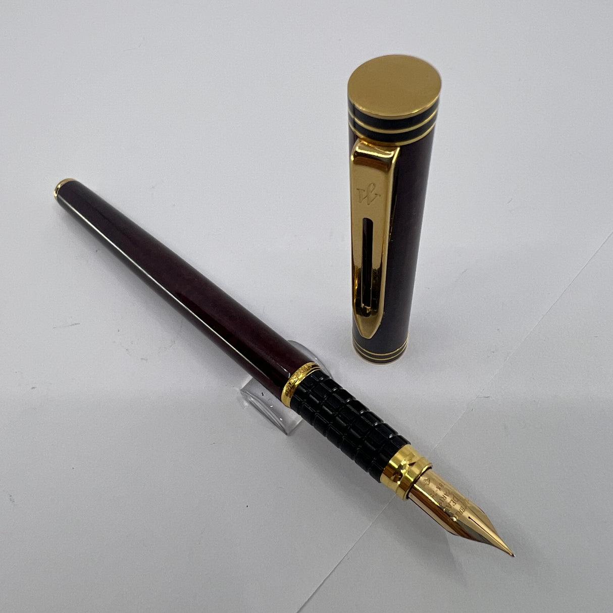 Waterman Exclusive Burgundy & Black Marble Lacquered Fountain  Pen - Fine 18kt Gold  Nib