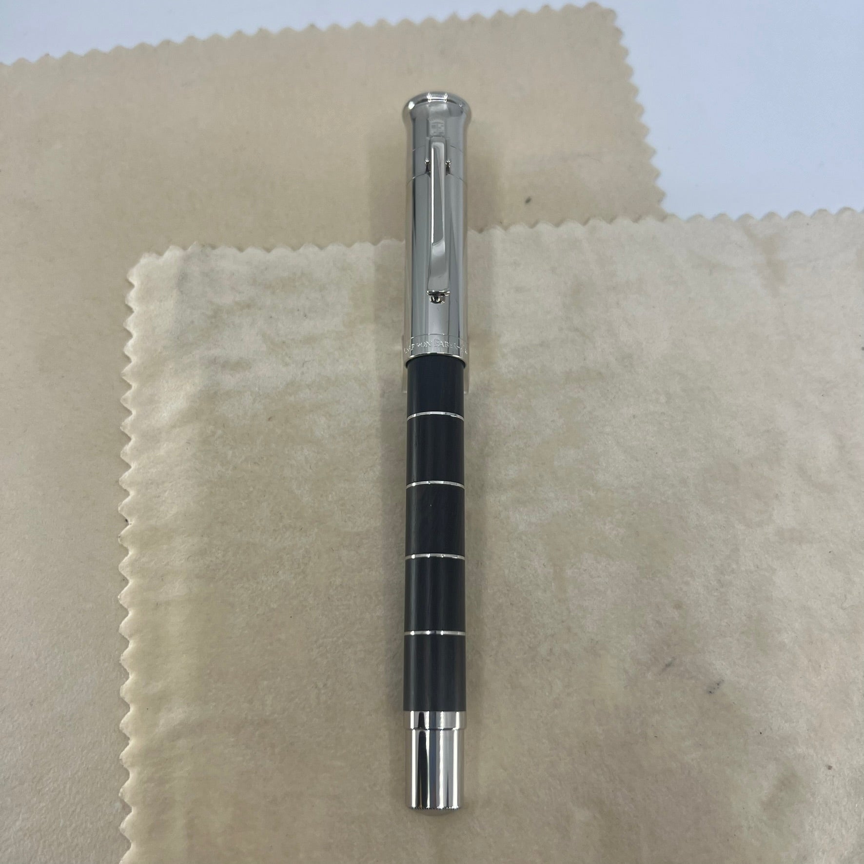 Bolígrafo Graf Von Faber-Castell Anello - Madera De Grenadilla, Detalles En Platino, Recambio Negro