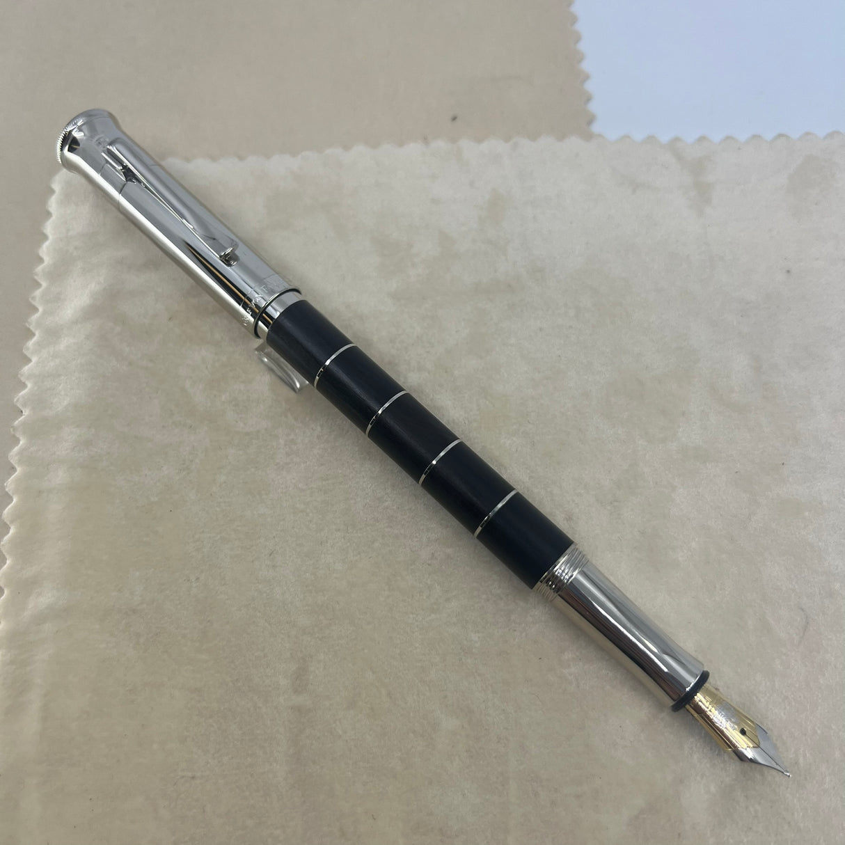 Graf von Faber-Castell Classic Grenadilla Wood Anello Fountain Pen - Fine 18 Kt Gold Nib