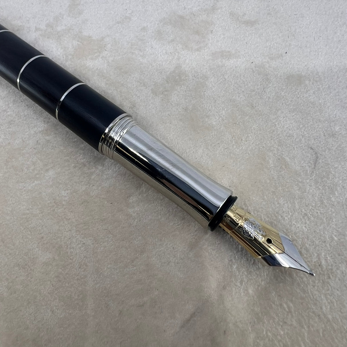 Graf von Faber-Castell Classic Grenadilla Wood Anello Fountain Pen - Fine 18 Kt Gold Nib