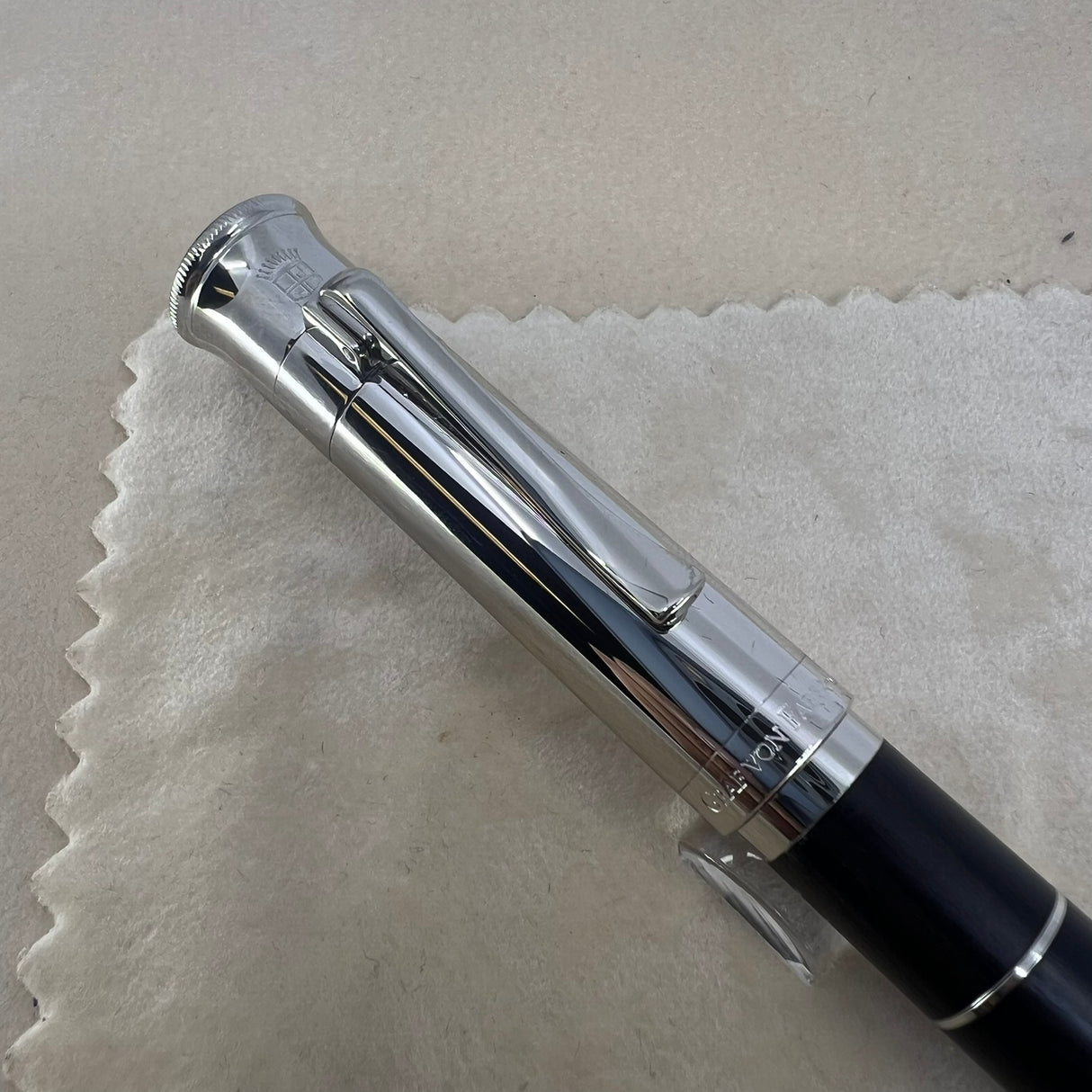 Graf von Faber-Castell Classic Grenadilla Wood Anello Fountain Pen - Fine 18 Kt Gold Nib