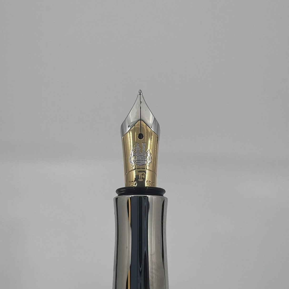 Graf von Faber-Castell Classic Grenadilla Wood Anello Fountain Pen - Fine 18 Kt Gold Nib