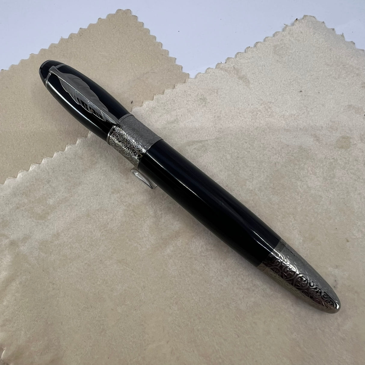 Montblanc Daniel Defoe Writer Series Limited Edition Fountain Pen   -  Medium 18kt Gold Nib