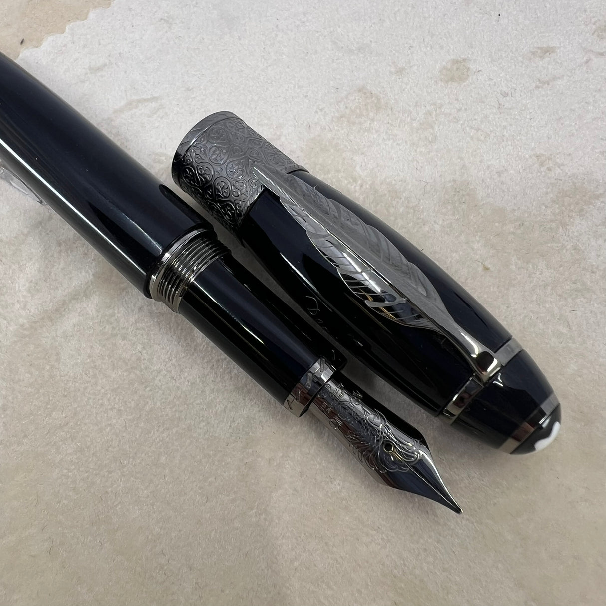 Montblanc Daniel Defoe Writer Series Limited Edition Fountain Pen   -  Medium 18kt Gold Nib