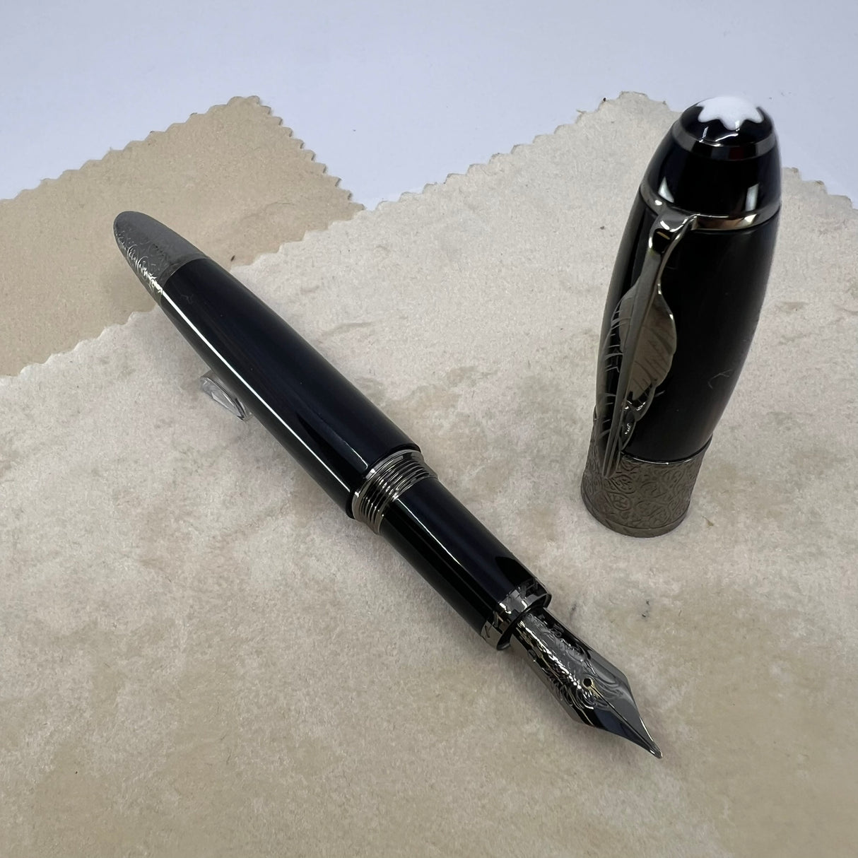 Montblanc Daniel Defoe Writer Series Limited Edition Fountain Pen   -  Medium 18kt Gold Nib