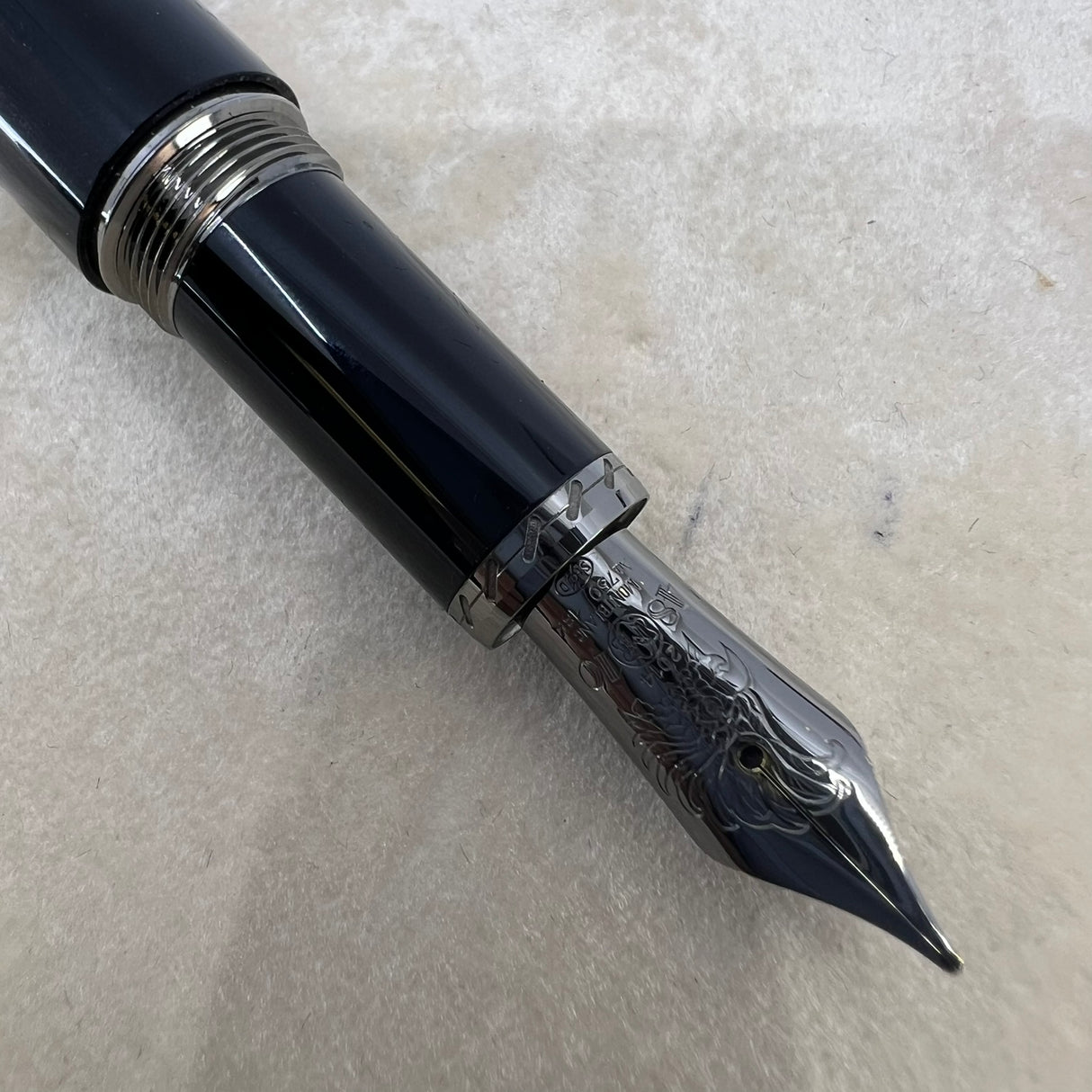 Montblanc Daniel Defoe Writer Series Limited Edition Fountain Pen   -  Medium 18kt Gold Nib
