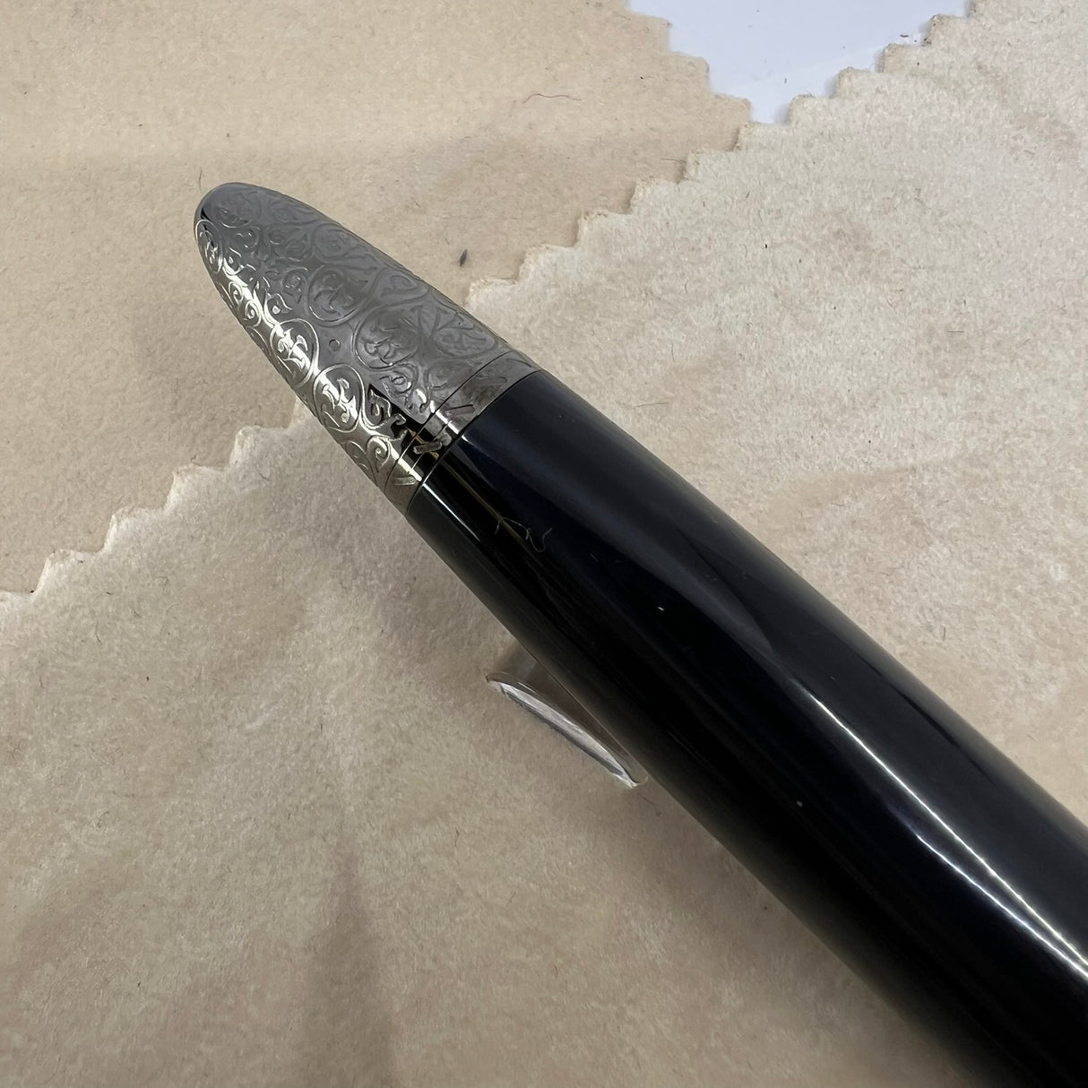 Montblanc Daniel Defoe Writer Series Limited Edition Fountain Pen   -  Medium 18kt Gold Nib