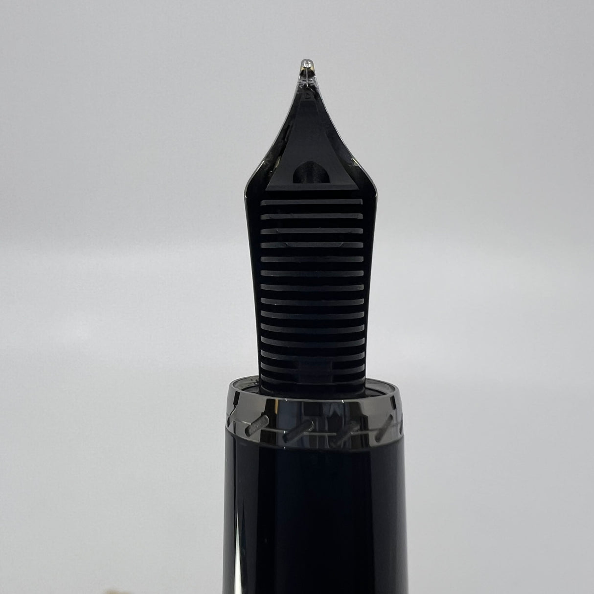 Montblanc Daniel Defoe Writer Series Limited Edition Fountain Pen   -  Medium 18kt Gold Nib