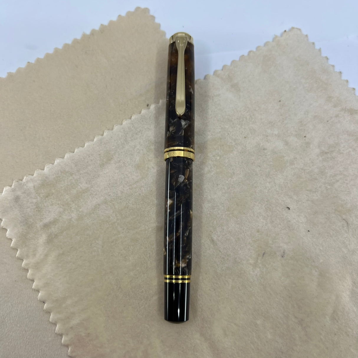 Pelikan M800 Renaissance Brown Marble Fountain Pen - Extra Fine 18kt Gold Nib