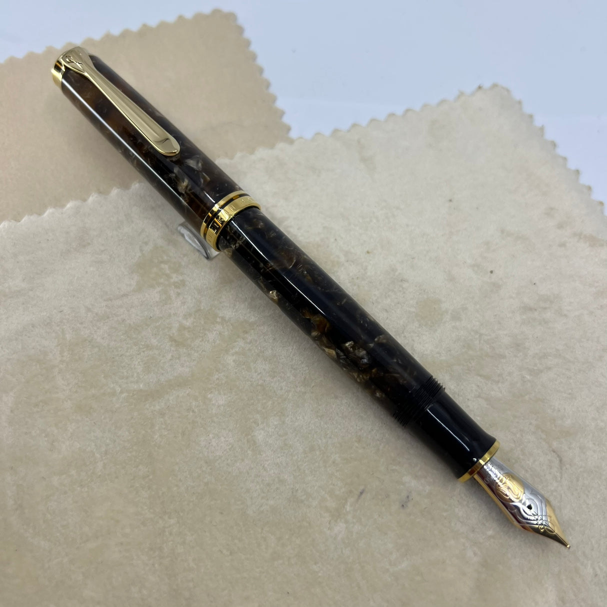 Pelikan M800 Renaissance Brown Marble Fountain Pen - Extra Fine 18kt Gold Nib