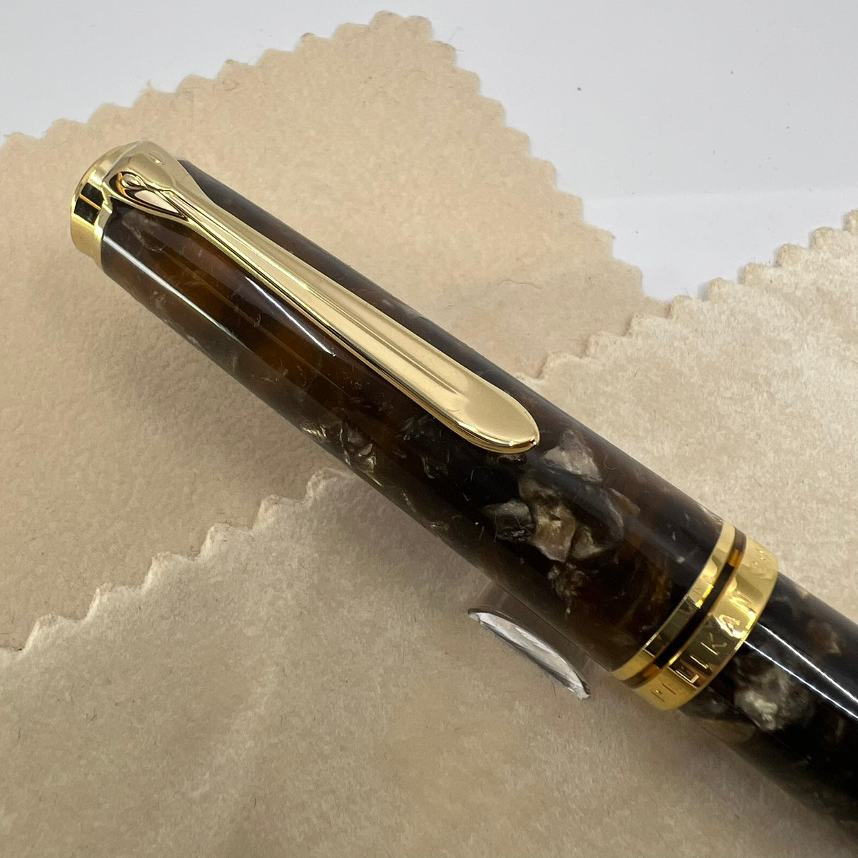 Pelikan M800 Renaissance Brown Marble Fountain Pen - Extra Fine 18kt Gold Nib