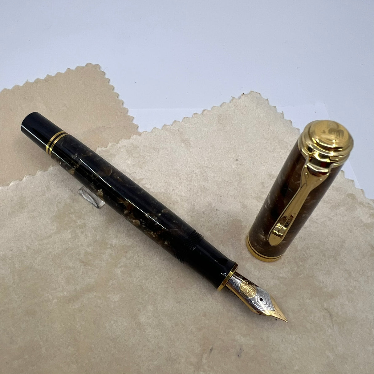 Pelikan M800 Renaissance Brown Marble Fountain Pen - Extra Fine 18kt Gold Nib
