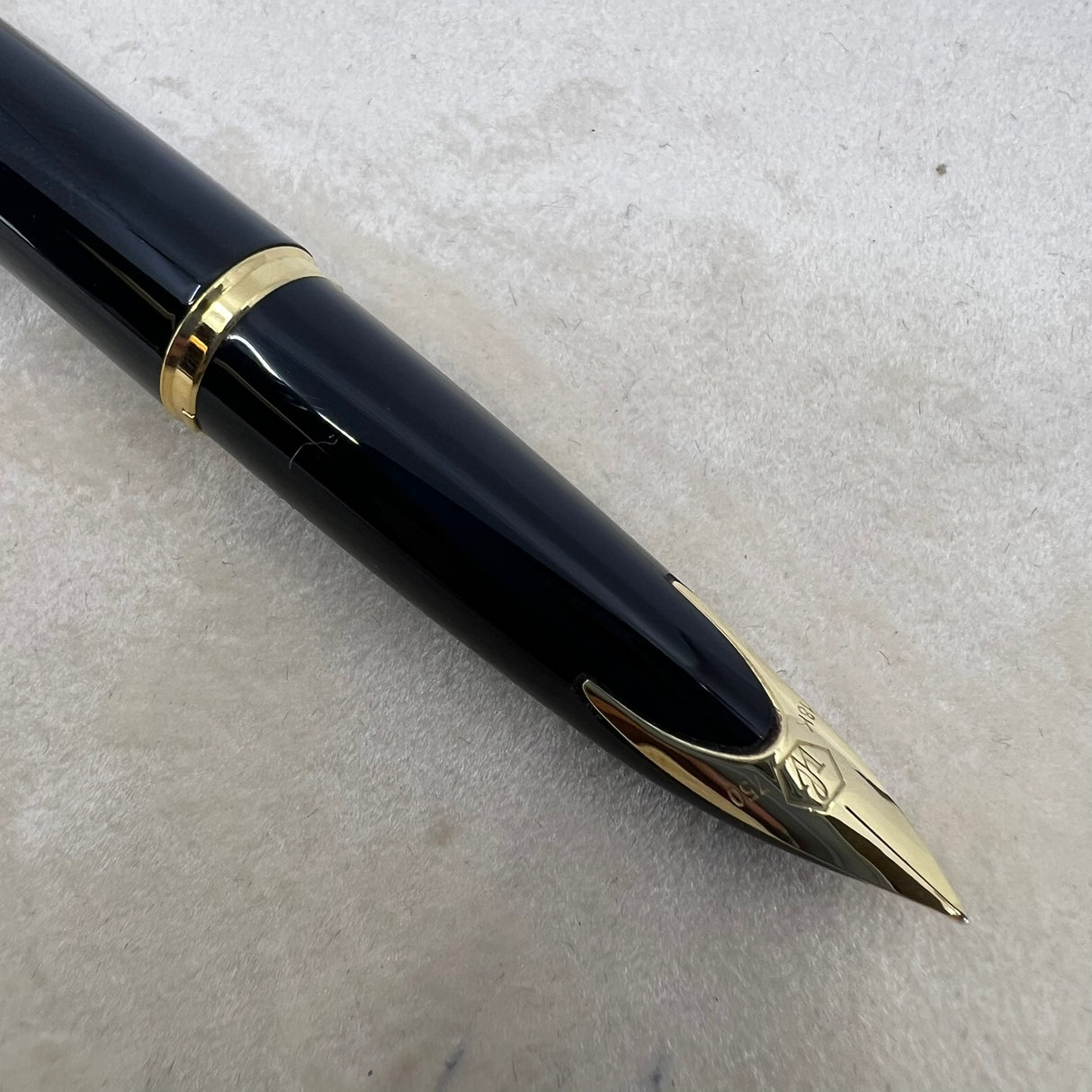 Waterman Carene Deluxe Black Barrel/Silver-Plated Cap Fountain  Pen  - Fine 18 Kt Gold Nib
