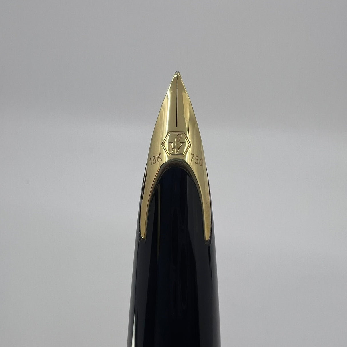 Waterman Carene Deluxe Black Barrel/Silver-Plated Cap Fountain  Pen  - Fine 18 Kt Gold Nib