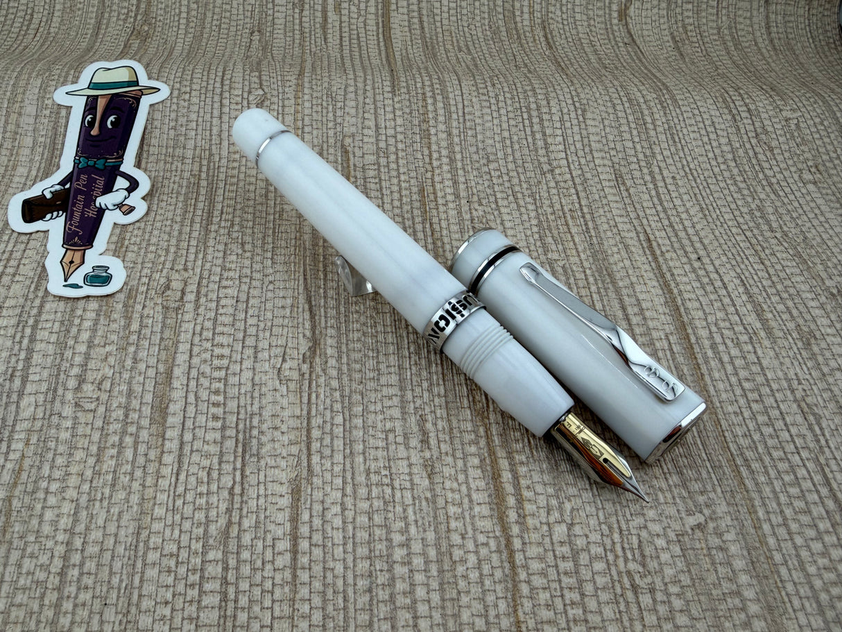 Delta Fusion White 18K Nib - Fountain Pen