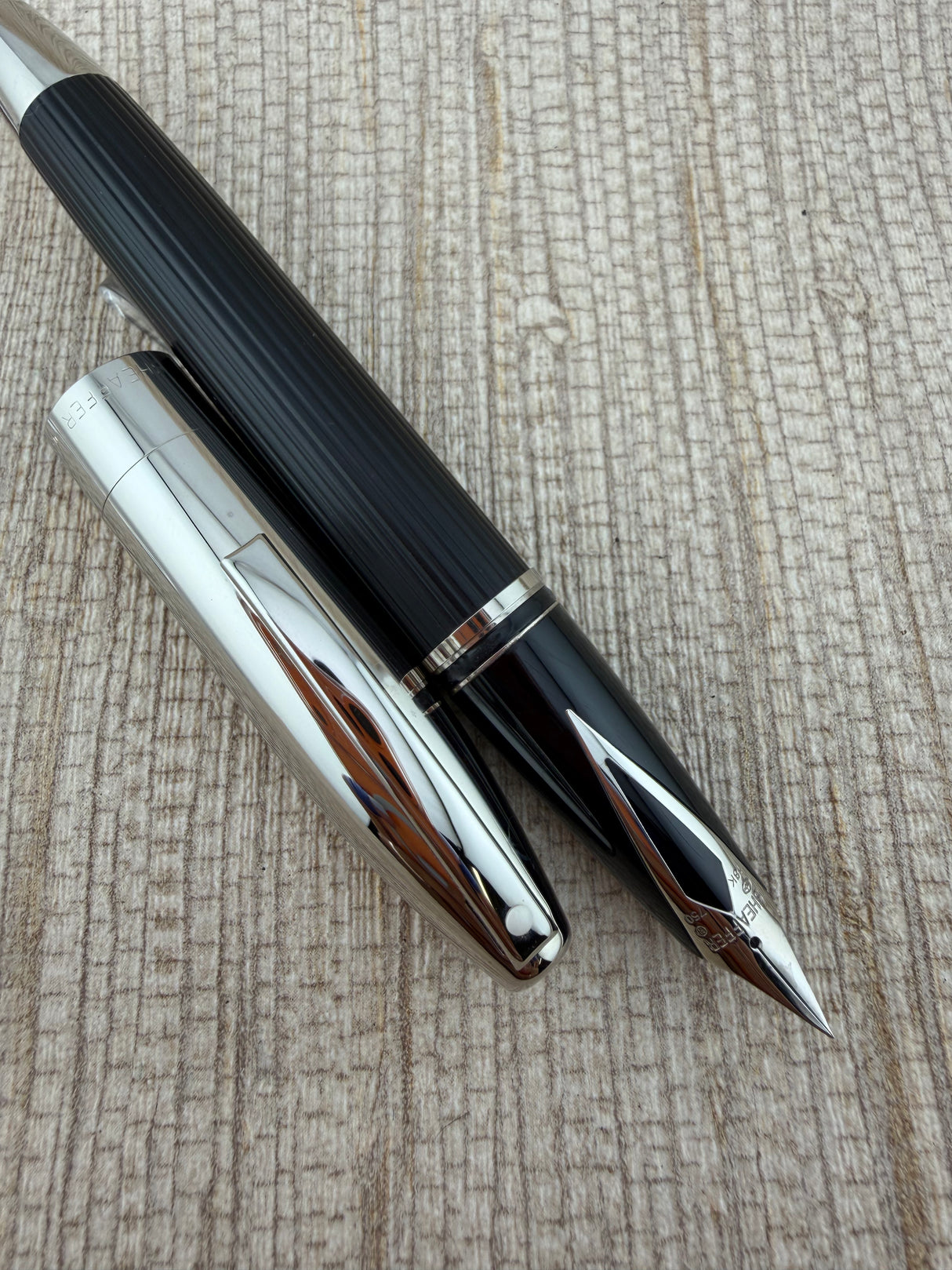 Sheaffer Legacy II Black Linear Palladium Trim Nib Gold 18K-750 - Fountain Pen