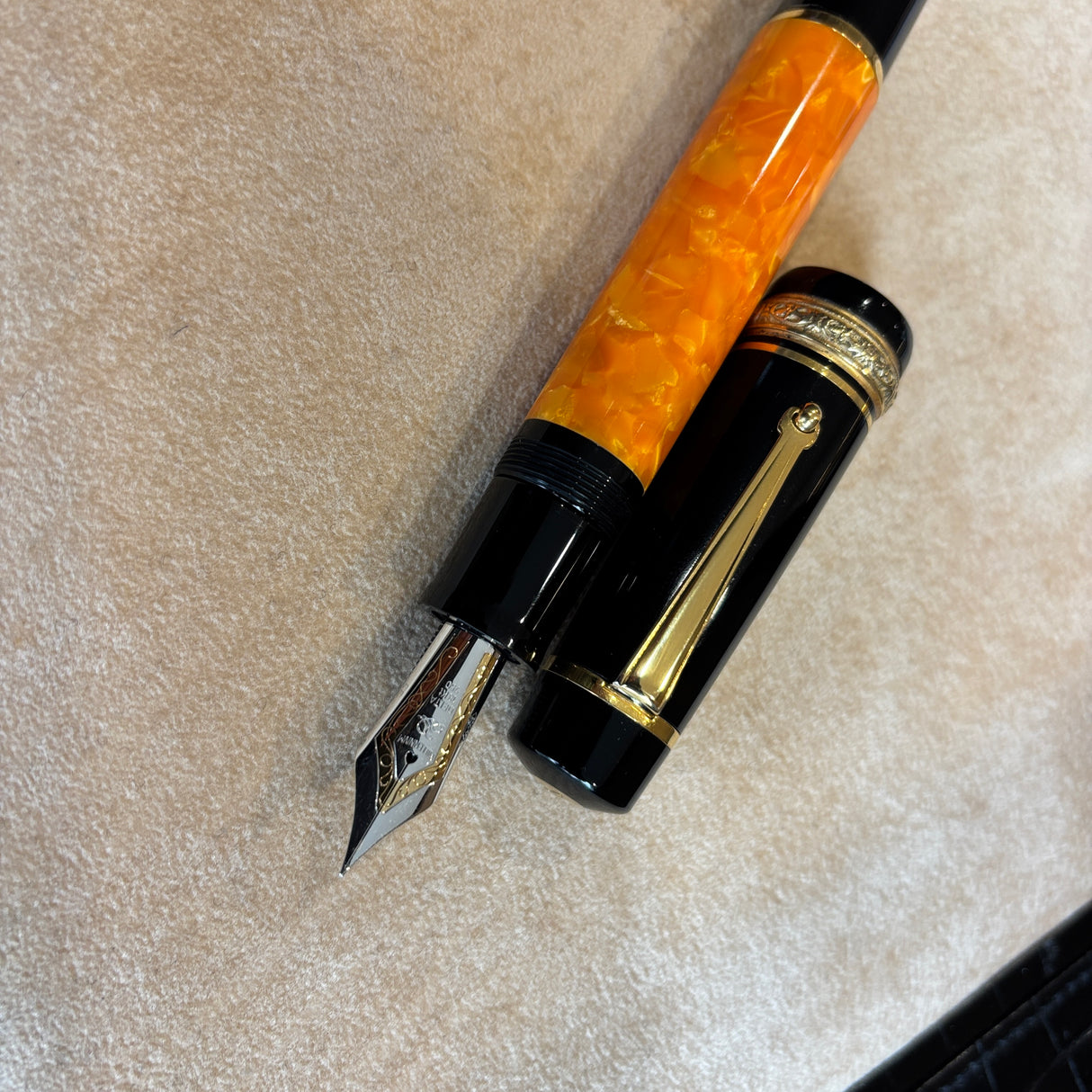 Delta Oversized Millennium  DolceVita 925 Gold Vermeil Trim Fountain Pen - 18kt Gold Nib