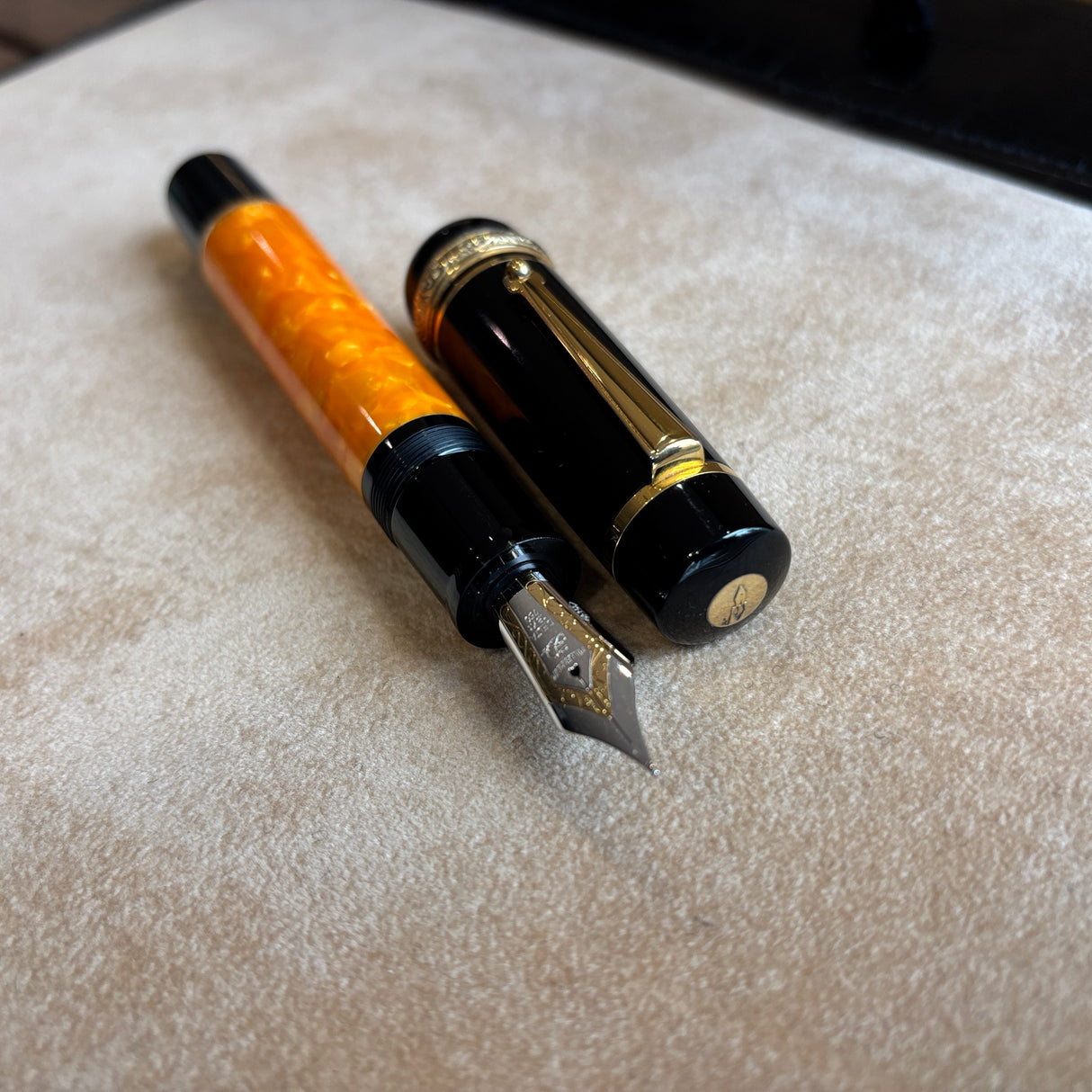 Delta Oversized Millennium  DolceVita 925 Gold Vermeil Trim Fountain Pen - 18kt Gold Nib