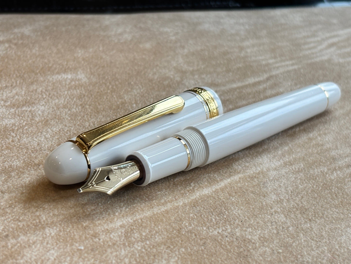 Platinum 3776 Century White Fountain Pen - Unusual Cursive Italic nib 14K