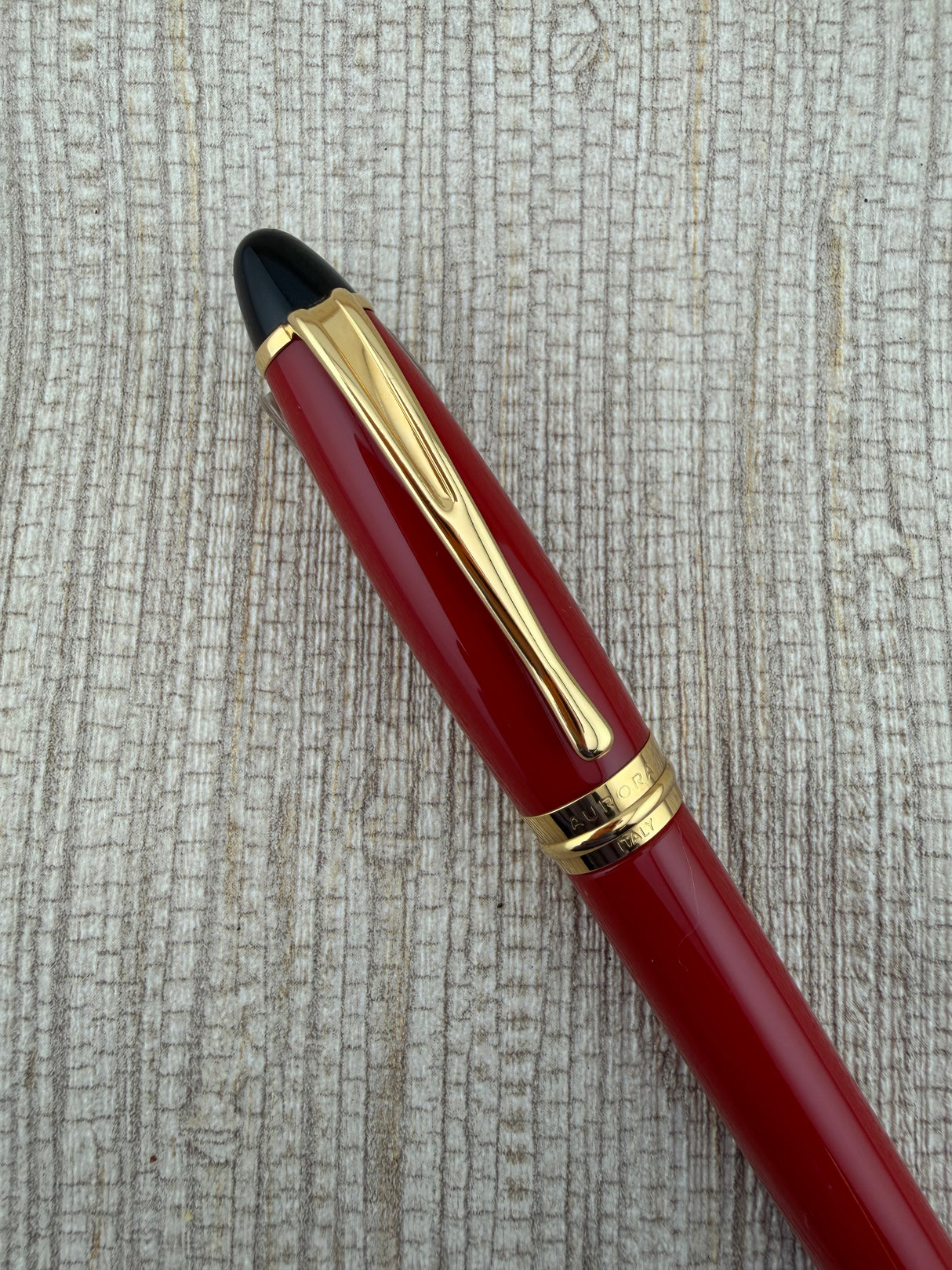 Aurora Ipsilon Resin Red With Gold Trim Pen - Fountain Pen
