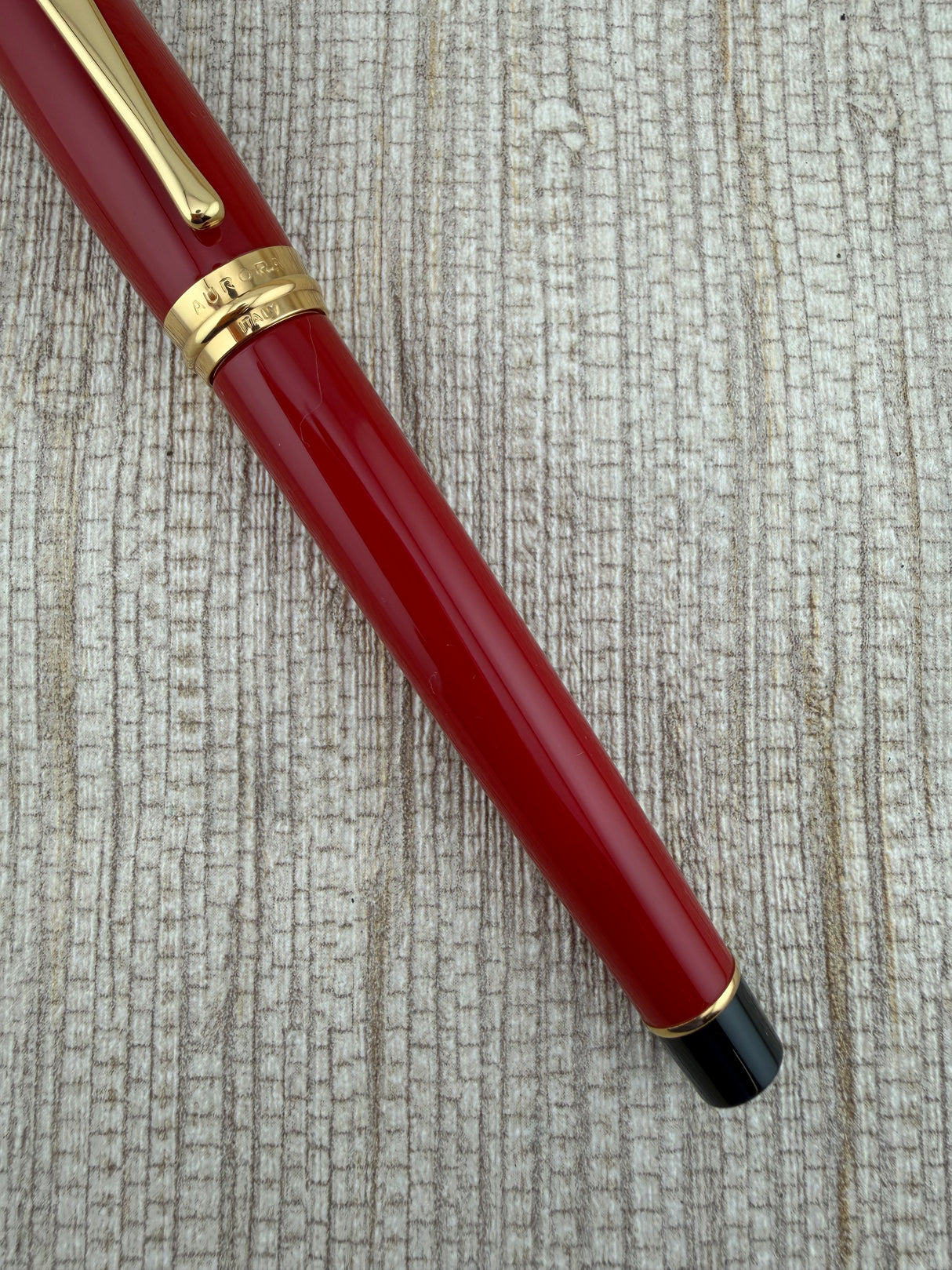 Aurora Ipsilon Resin Red With Gold Trim Pen - Fountain Pen