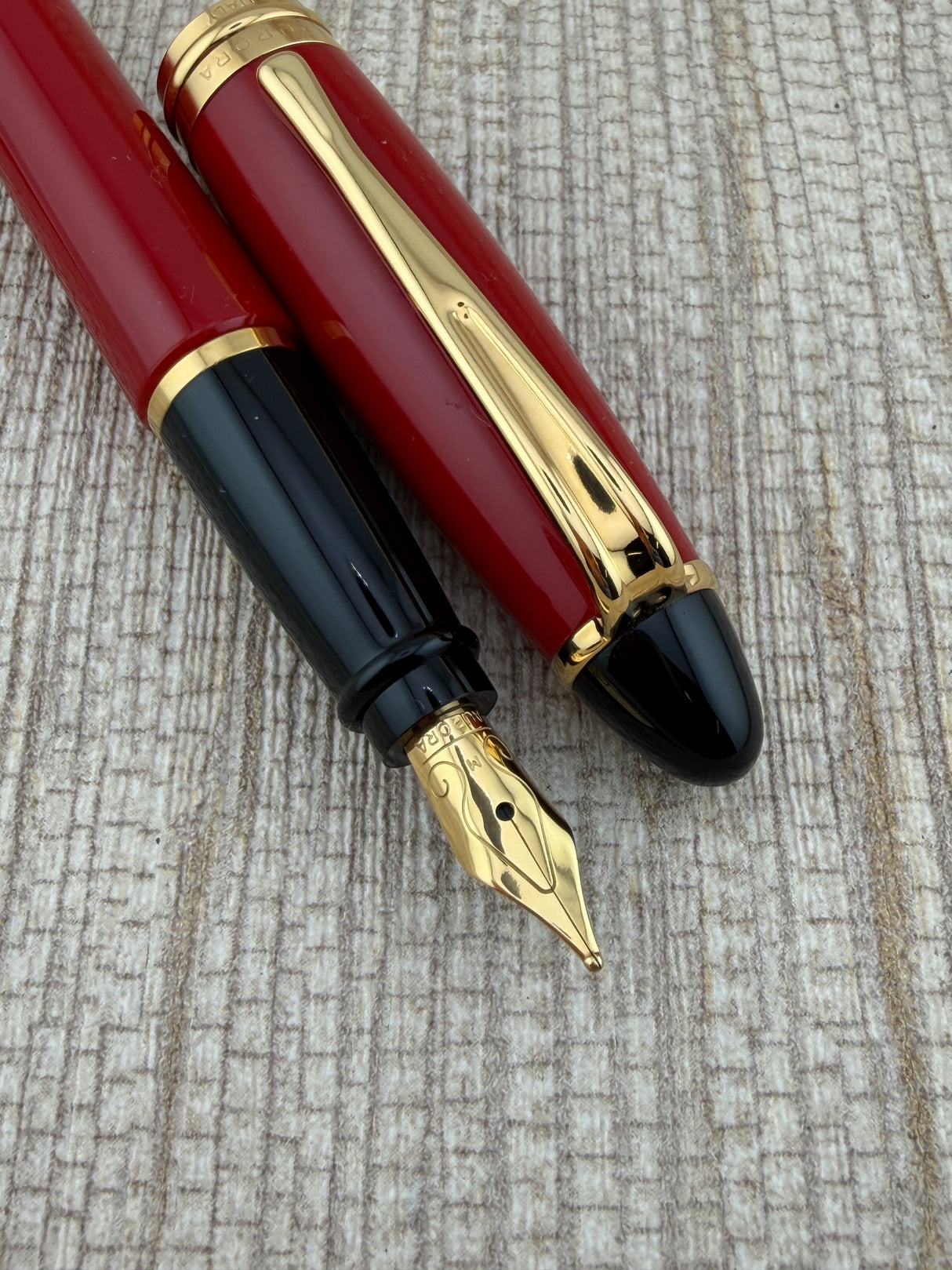 Aurora Ipsilon Resin Red With Gold Trim Pen - Fountain Pen