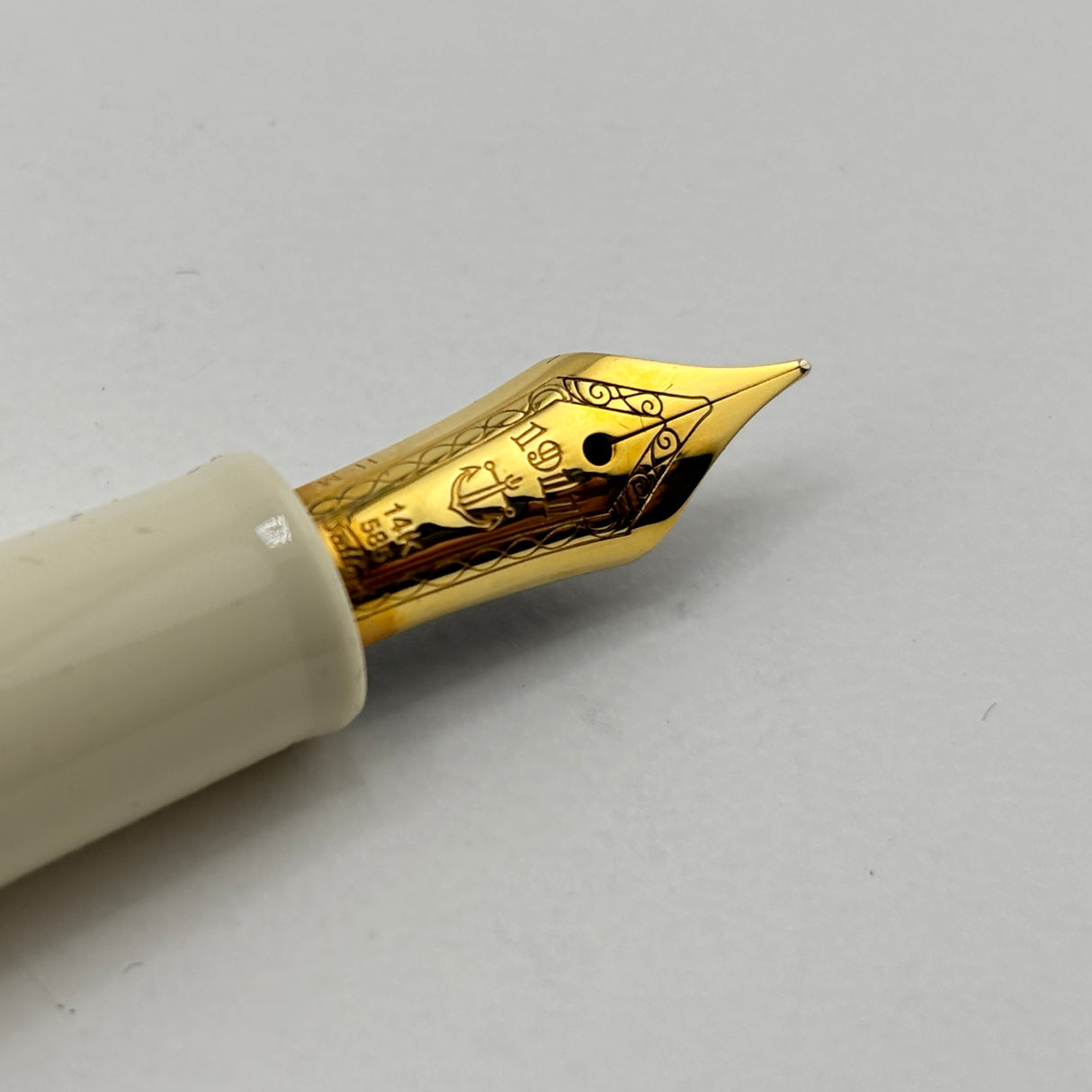 Sailor 1911S Standard Ivory Resin Fountain Pen - Extra Fine 14 Kt Gold Nib