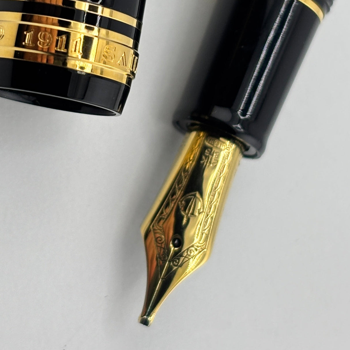 Sailor Black Professional Gear Fountain Pen - Gold 21 K Music Nib