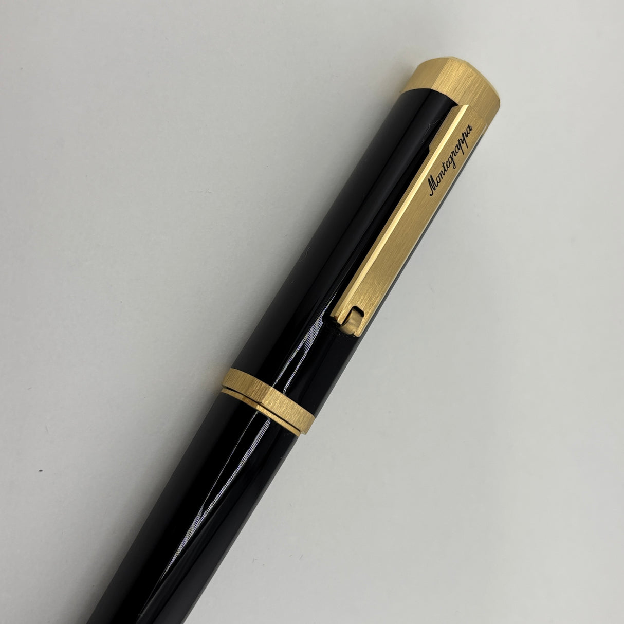 Montegrappa Zero Black Squared / Brushed Gold-Plated Trim Fountain Pen - Fine 14kt Gold Nib
