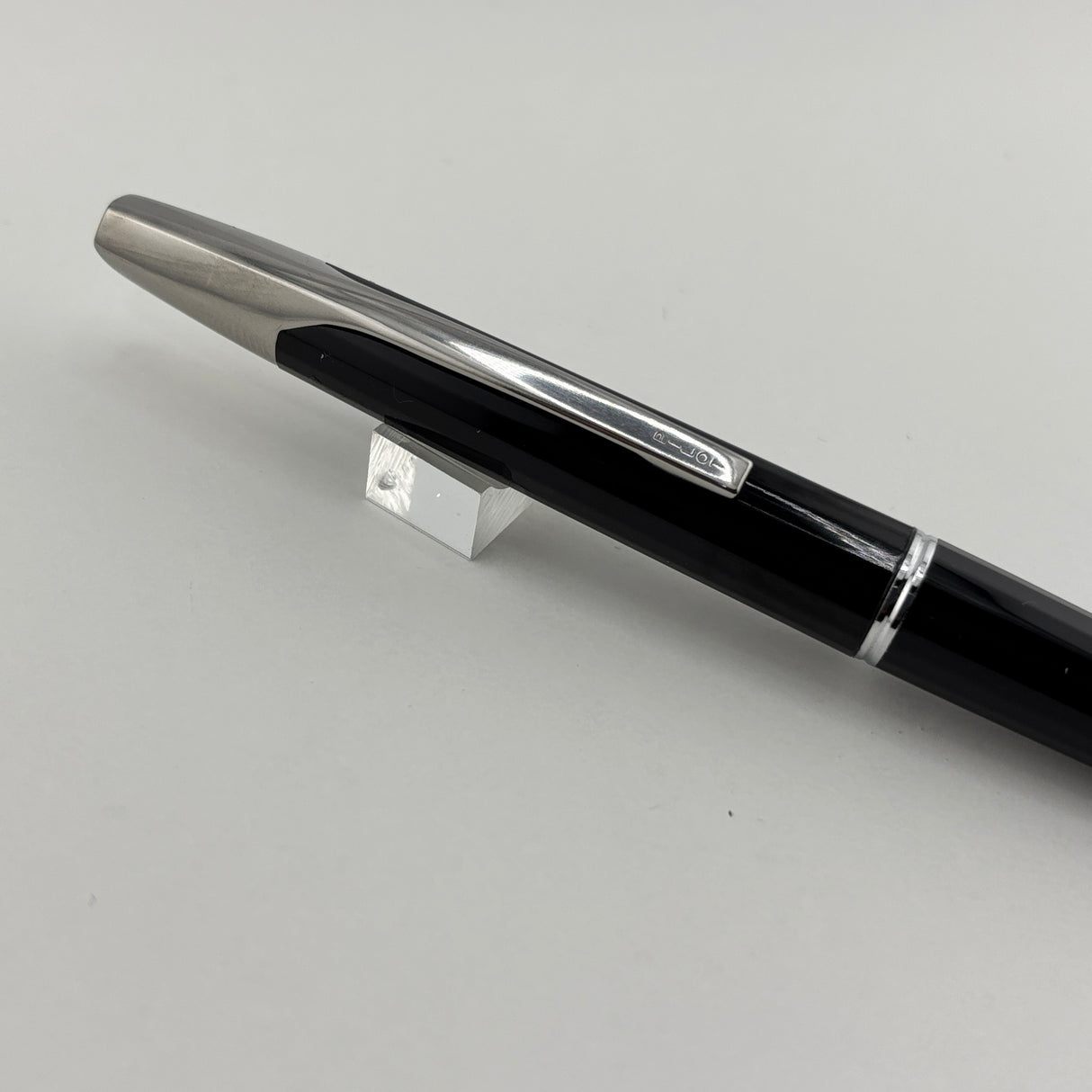 Pilot Glossy Black Vanishing Point Fountain Pen - Classic Style Multi-Facetted  Body  - Medium 14 Kt Gold Nib