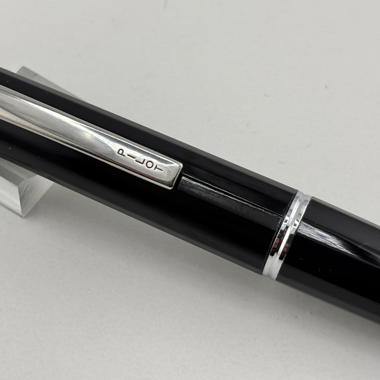 Pilot Glossy Black Vanishing Point Fountain Pen - Classic Style Multi-Facetted  Body  - Medium 14 Kt Gold Nib