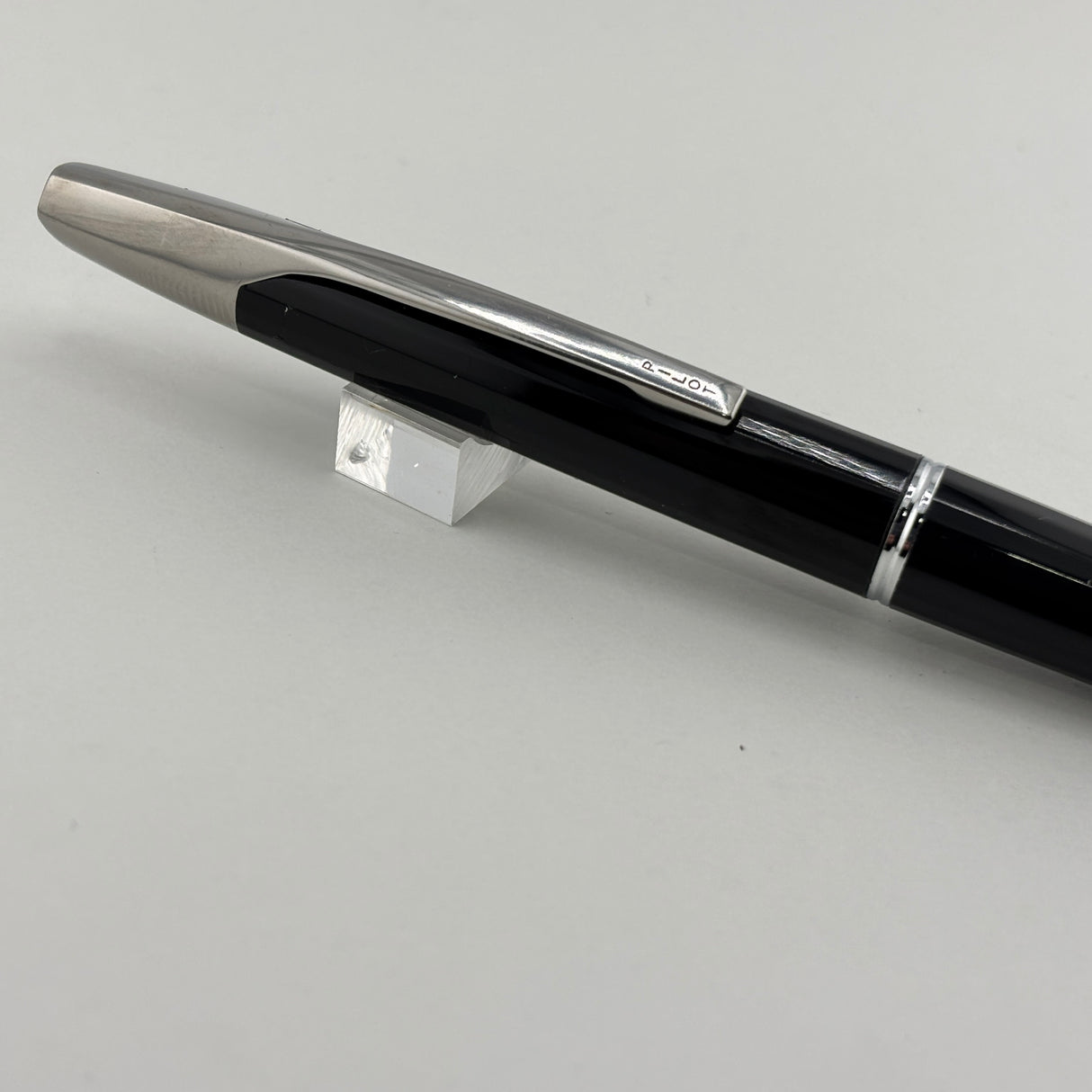 Pilot Glossy Black Vanishing Point Fountain Pen - Classic Style Multi-Facetted  Body  - Medium 14 Kt Gold Nib