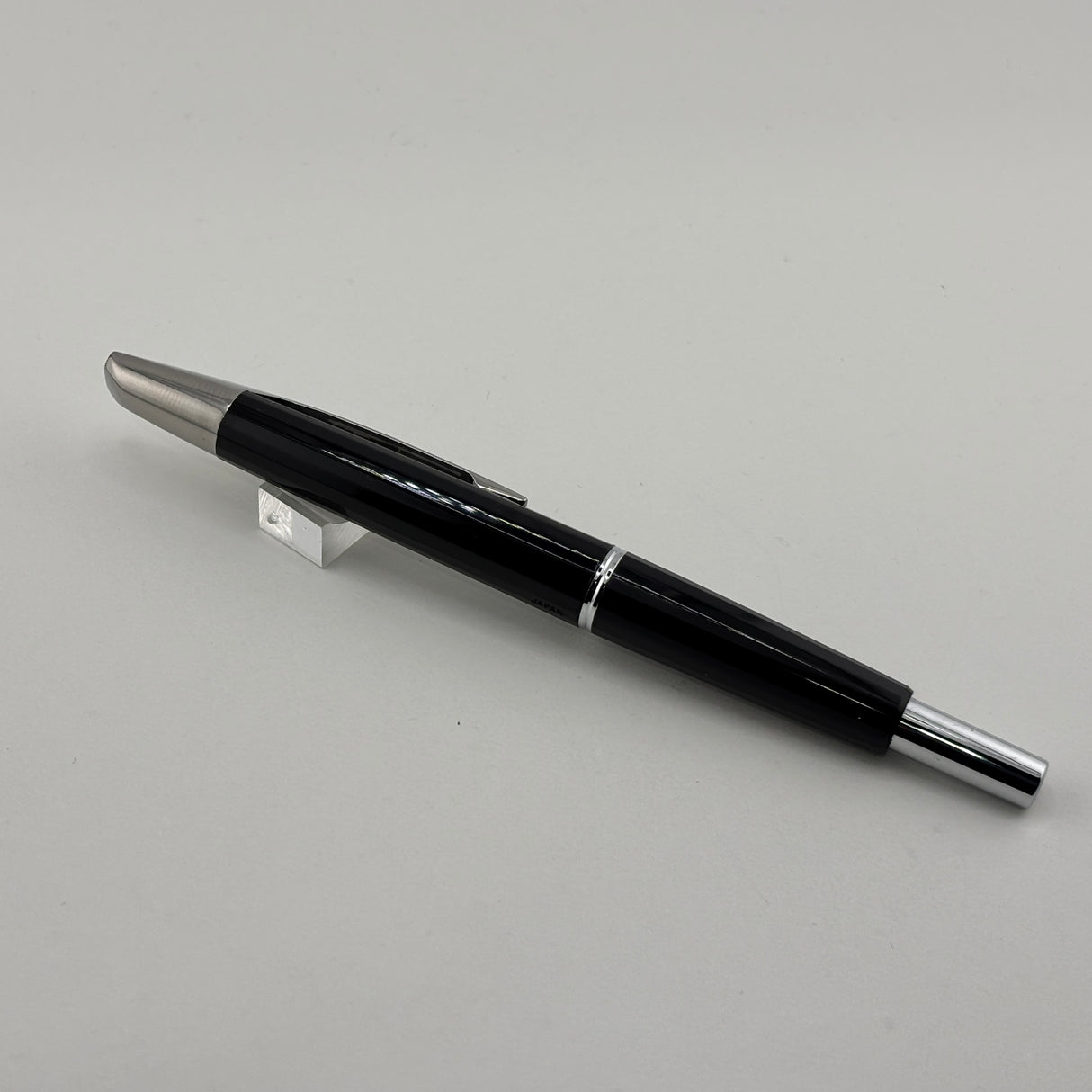 Pilot Glossy Black Vanishing Point Fountain Pen - Classic Style Multi-Facetted  Body  - Medium 14 Kt Gold Nib