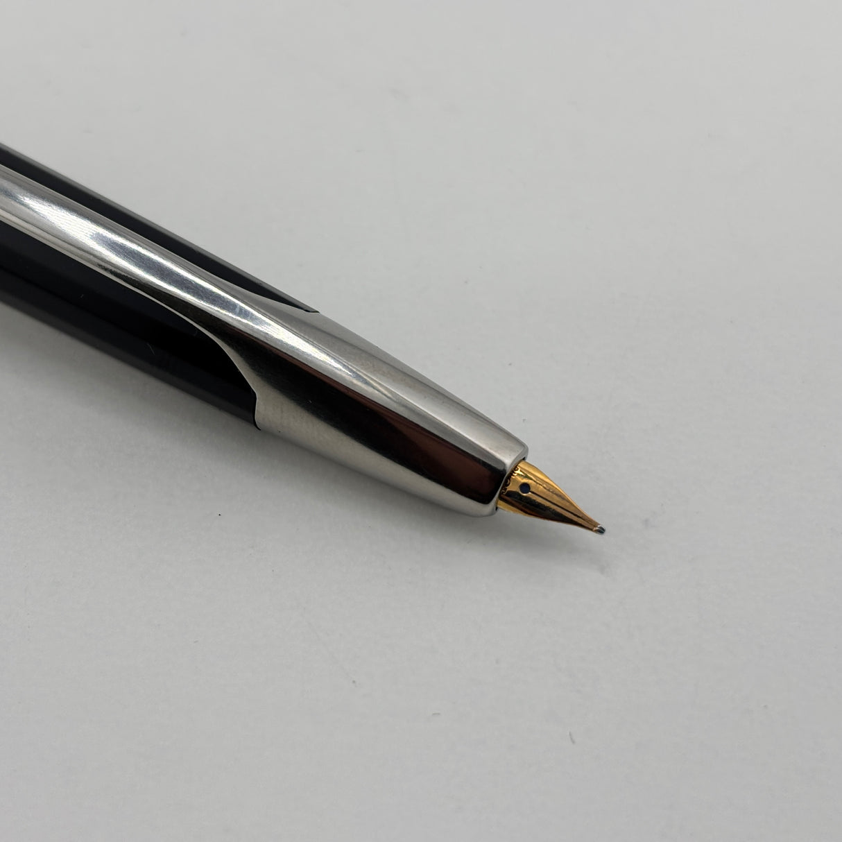 Pilot Glossy Black Vanishing Point Fountain Pen - Classic Style Multi-Facetted  Body  - Medium 14 Kt Gold Nib