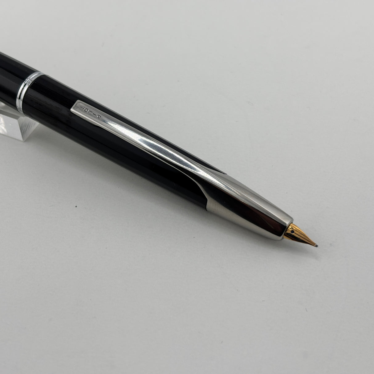 Pilot Glossy Black Vanishing Point Fountain Pen - Classic Style Multi-Facetted  Body  - Medium 14 Kt Gold Nib