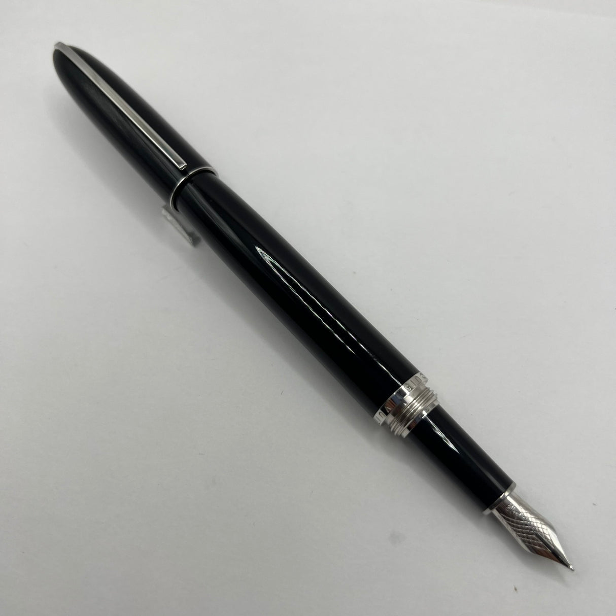 Louis Vuitton Black Lacquer Fountain Pen - Fine 18kt Gold Nib